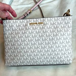 Michael Kors cross body Color is Piwder blush & Grey
